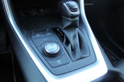 Car image 24