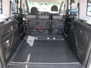 Car image 30
