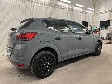 Car image 5