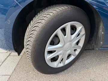 Car image 27