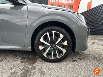 Car image 26