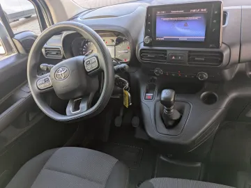 Car image 25