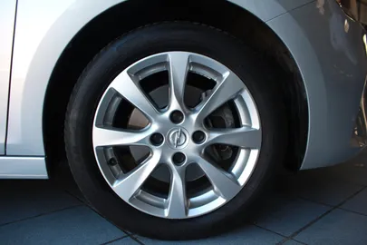 Car image 19