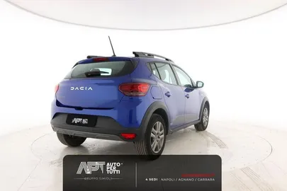 Car image 3
