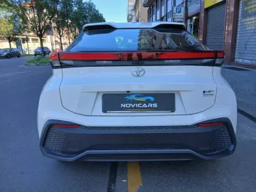 Car image 5