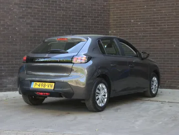 Car image 4