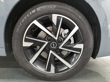 Car image 23