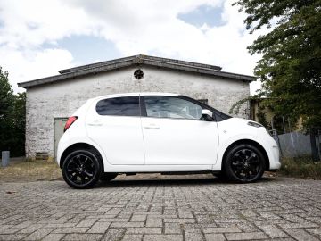 Car image 2