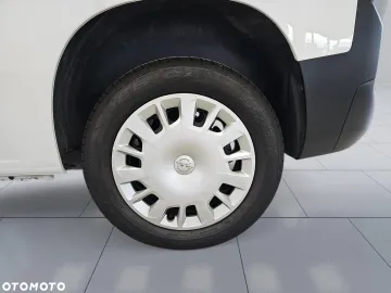 Car image 32