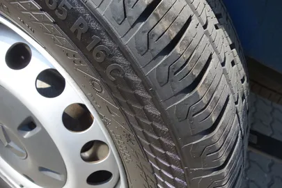 Car image 30