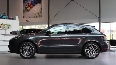 Car image 4