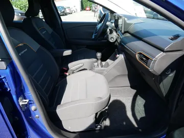 Car image 4
