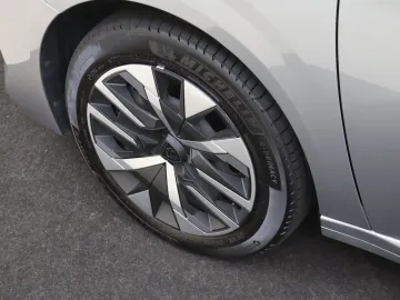 Car image 32