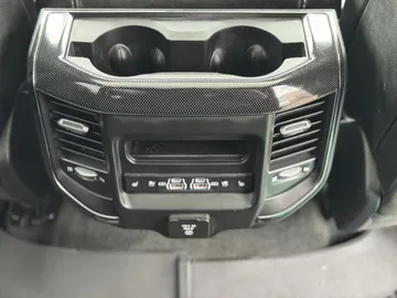 Car image 32