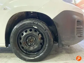 Car image 23