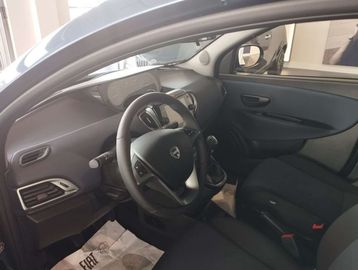 Car image 11