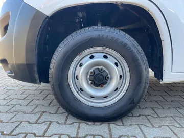 Car image 30