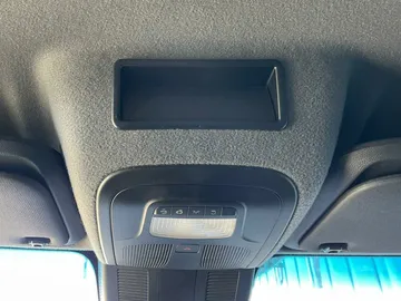 Car image 32