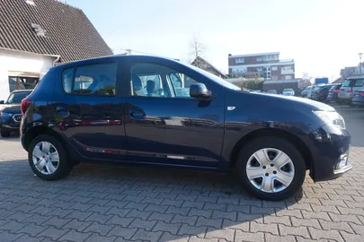 Car image 4