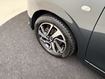 Car image 28