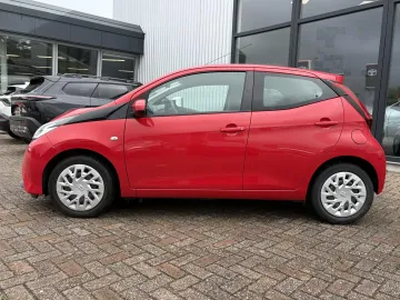 Car image 4