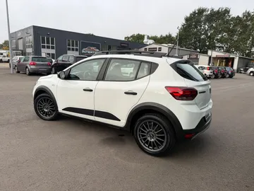 Car image 30