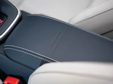 Car image 32