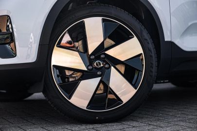 Car image 32