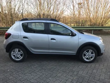 Car image 4