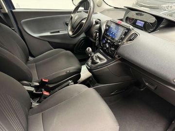 Car image 14