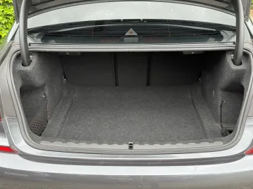 Car image 32