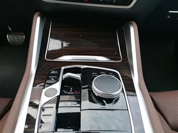 Car image 25