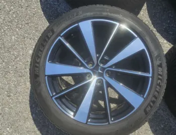 Car image 19