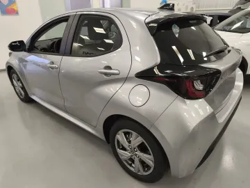 Car image 4