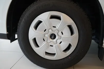 Car image 30