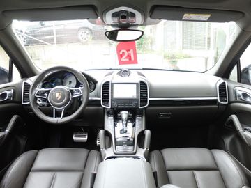 Car image 14