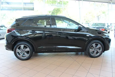 Car image 4