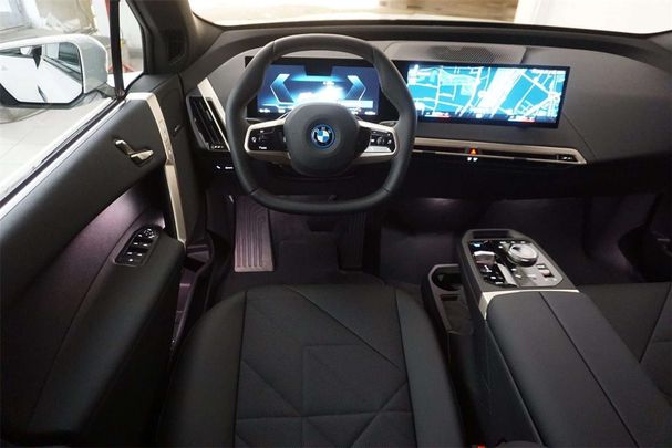 BMW iX xDrive40 240 kW image number 10