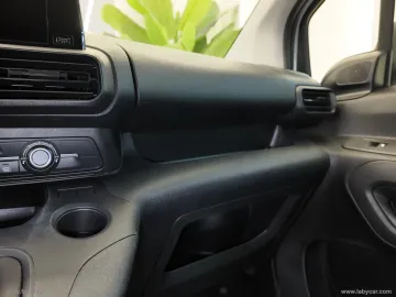 Car image 30