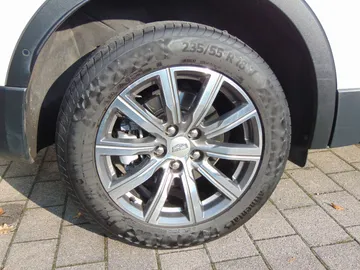 Car image 26