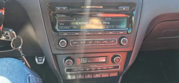 Car image 27