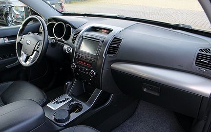 Car image 13