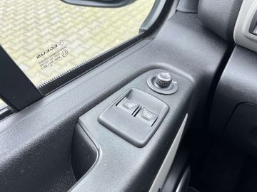 Car image 33