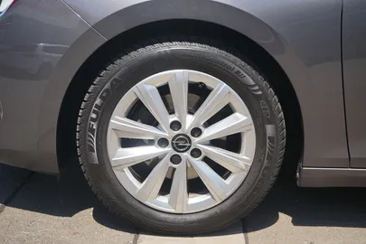 Car image 24