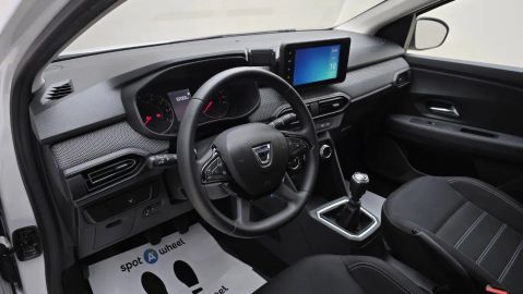 Car image 12