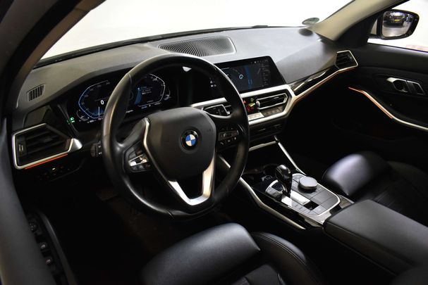 BMW 320i Touring 135 kW image number 13