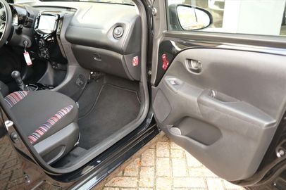 Car image 11