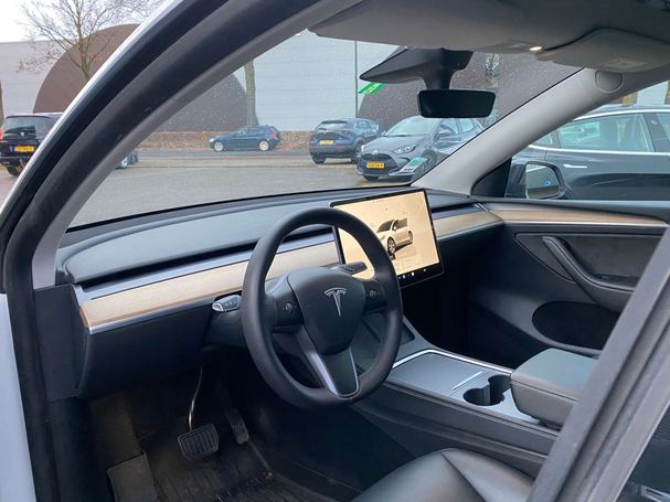 Tesla Model Y Long Range AWD 378 kW image number 16