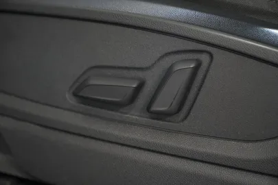 Car image 40
