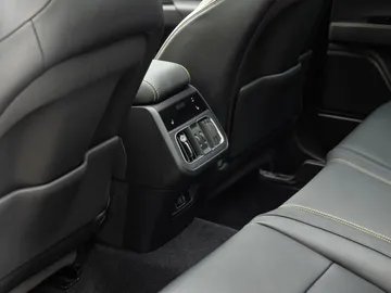Car image 32